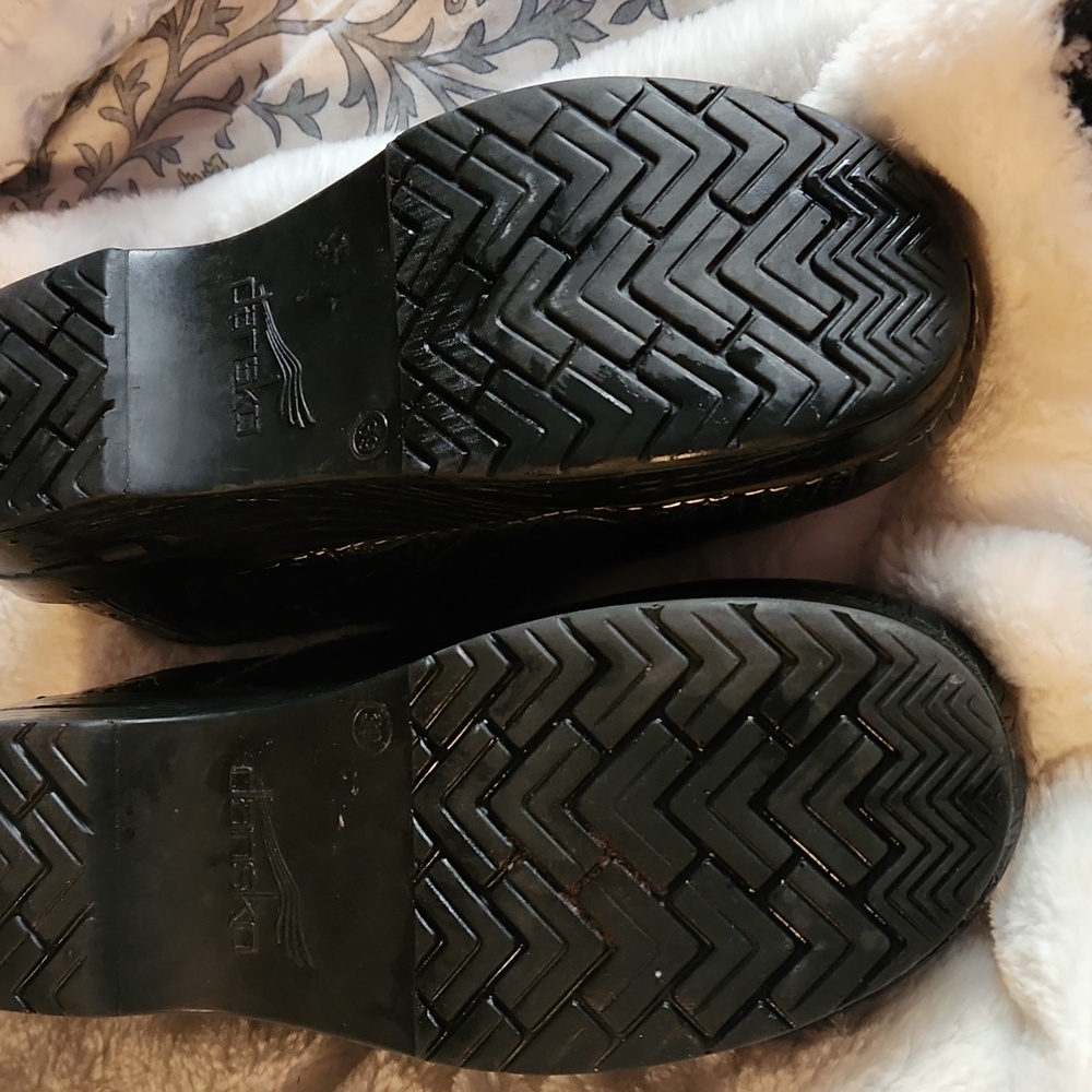 Dansko size 39 black tooled leather clogs - Picture 3 of 4